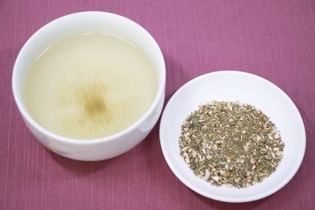 松の葉茶 カフェイン